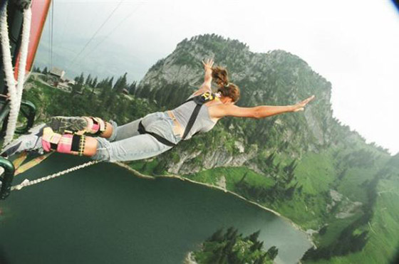 Wanita Ini Nekat Bugil saat Bungee Jumping