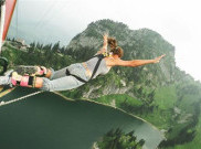 Wanita Ini Nekat Bugil saat Bungee Jumping