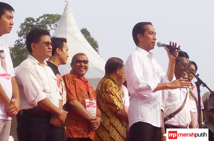 Jokowi Panggil Ketua Forum Komunikasi Waria Indonesia ke Istana