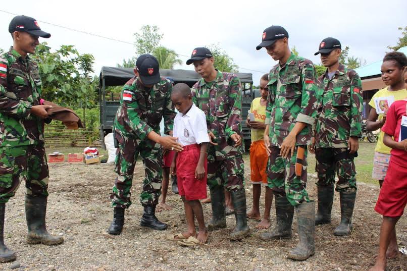 Satgas Pamtas RI-PNG Bantu SD Inpres di Papua 