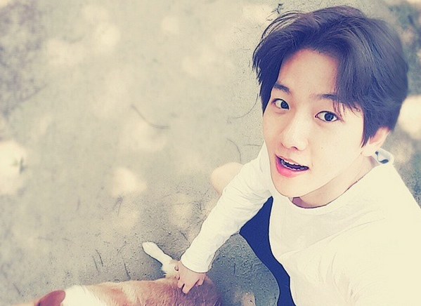 Baekhyun EXO Perkenalkan Anjing Peliharaannya pada Fans
