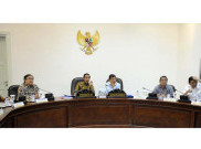 Presiden Jokowi Pimpin Rapat Terbatas LRT