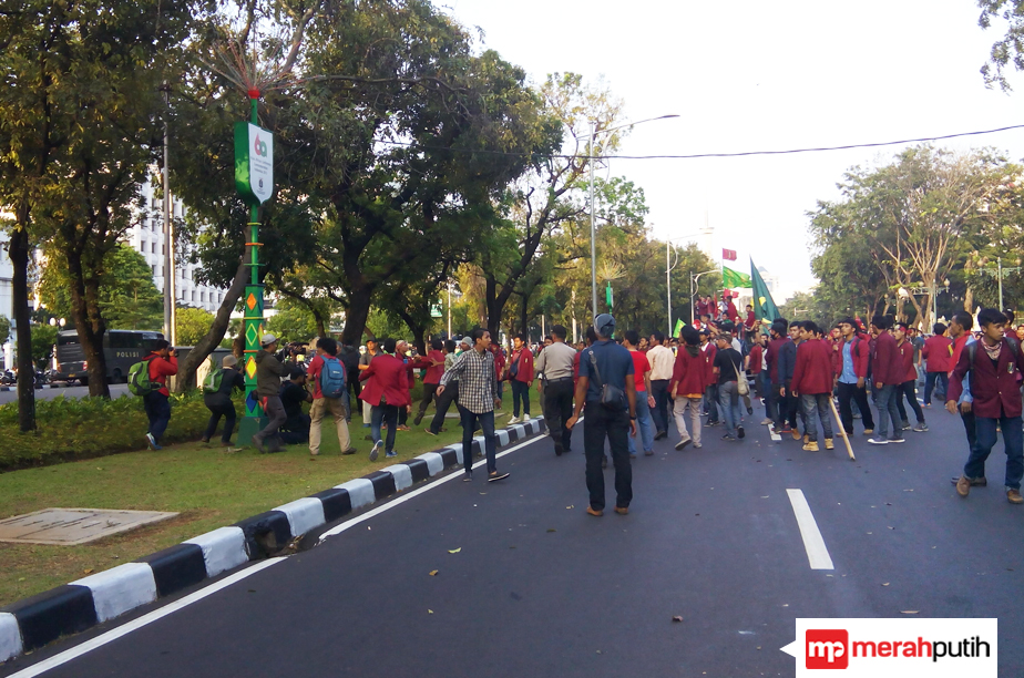 Massa IMM dan GPII Saling Lempar dengan Polisi