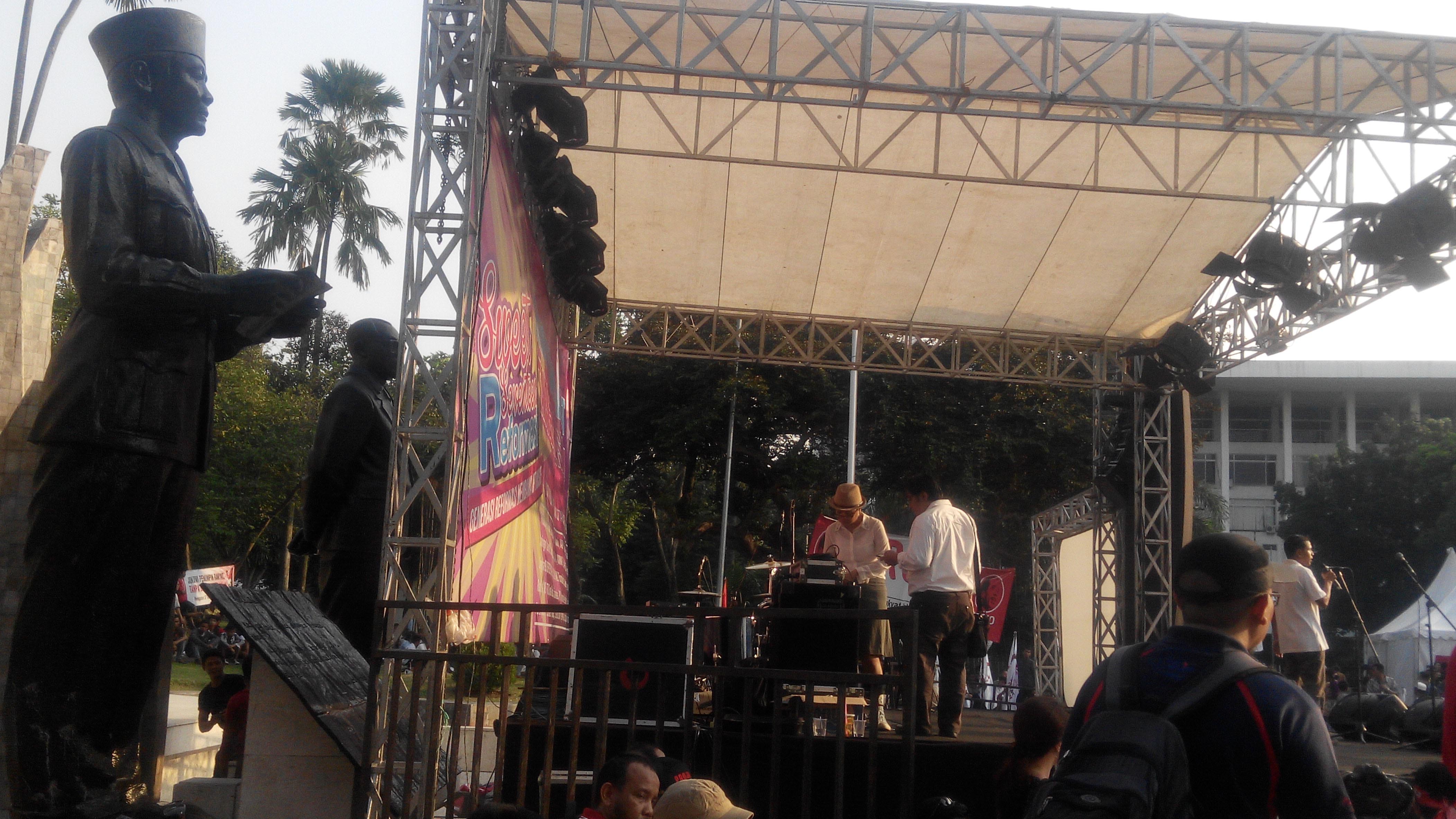 Duh Gusti, Panggung Relawan Jokowi Halangi Patung Proklamator