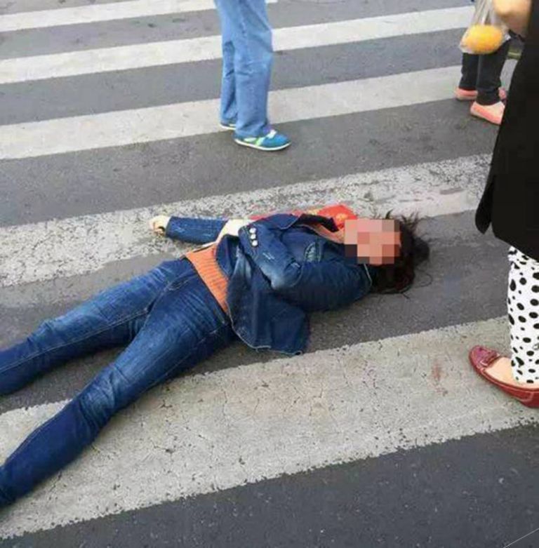 Langgar Aturan Lalu Lintas, Pejalan Kaki Wanita Dihajar Martil