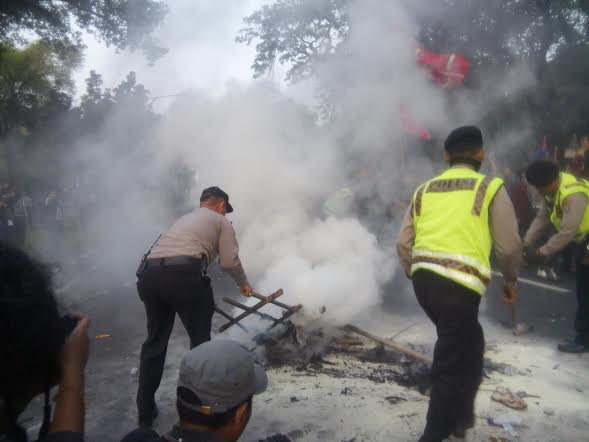 Tuntut Jokowi Mundur, Polisi Gebuki Mahasiswa