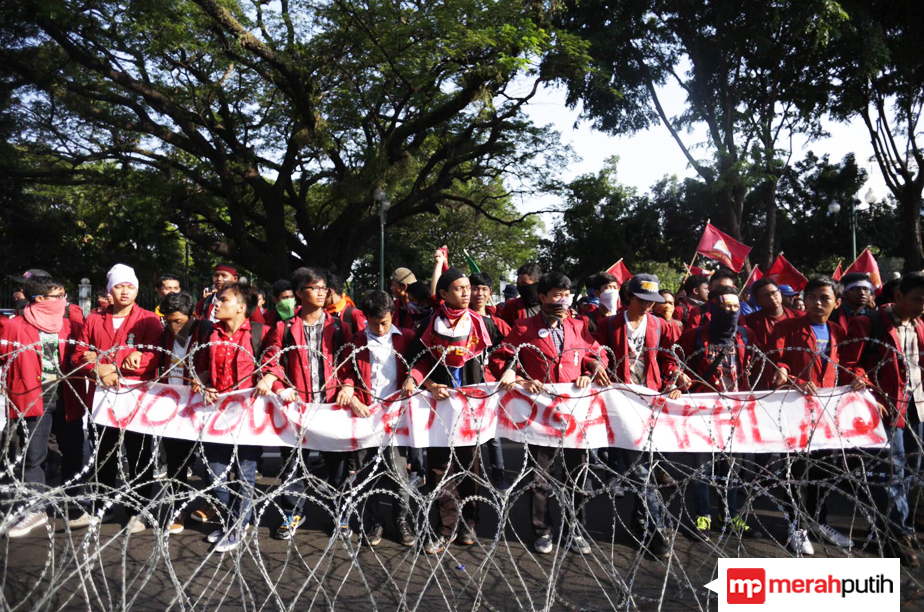 Dituntut Mundur Ribuan Mahasiswa, Jokowi Kabur ke Malang