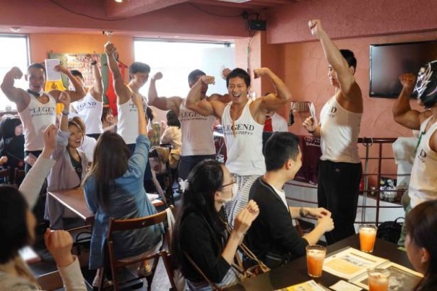 Macho Cafe Suguhkan Pelayan Bertubuh Kekar