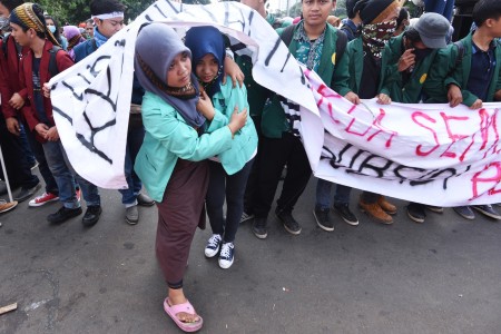 Pantau Anak, Orang Tua Ikut Aksi Mahasiwa di Istana Negara
