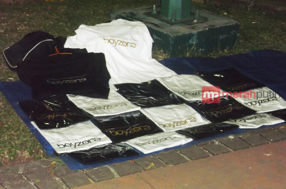 Oalah, Lapak Merchandise Boyzone Abal-Abal Keruk Untung Besar