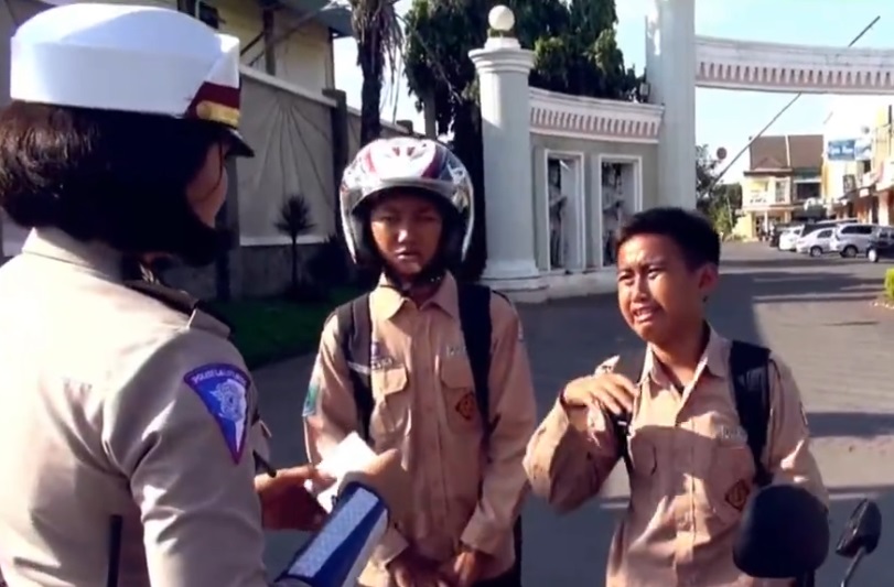 Geger, Bocah SMP Menangis Meraung-Raung Saat Ditilang Polisi 