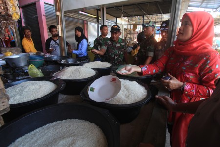 Begini Cara Membedakan Beras Asli dan Beras Plastik