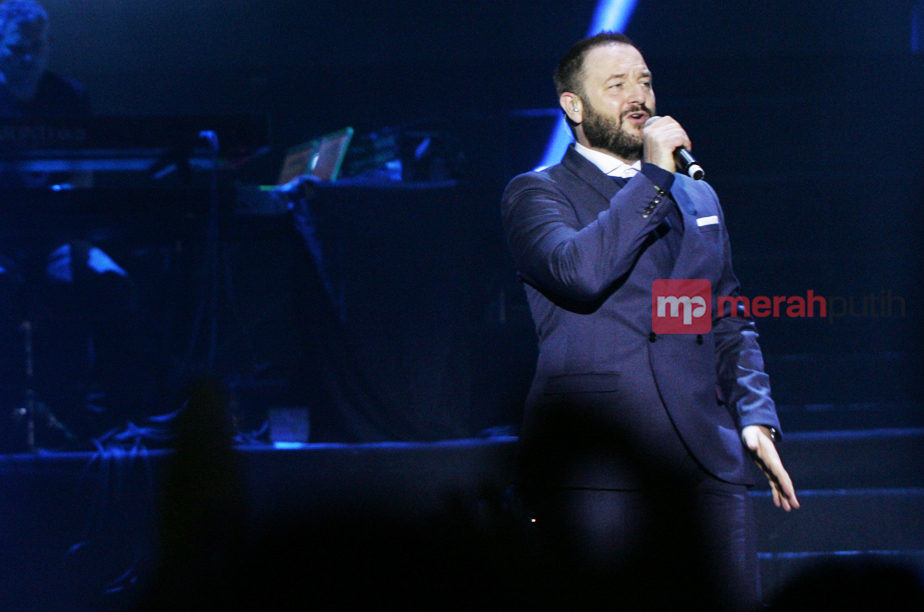 Mikey Graham Boyzone Pinjam Ponsel Fans untuk Selfie