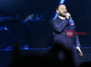 Mikey Graham Boyzone Pinjam Ponsel Fans untuk Selfie