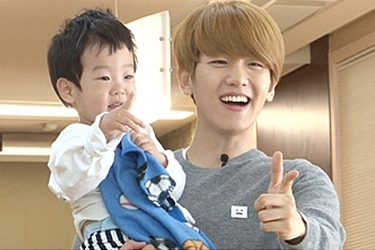 Keseruan Chanyeol dan Baekhyun EXO saat Bermain Bersama Sepasang Anak Kembar