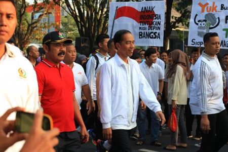 Jokowi Curigai Motif Adanya Beras Plastik