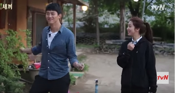 Tingkah Konyol Taecyeon 2PM di Hadapan Park Shin Hye