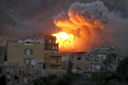 Serangan Udara Arab Saudi Bombardir 3 Pangkalan Militer di Yaman