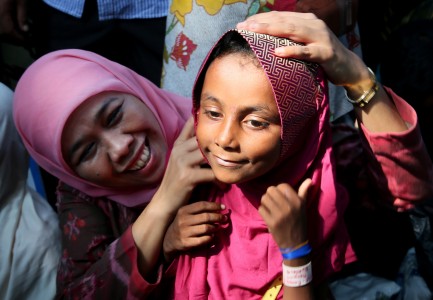 Mensos Khofifah 'Peluk' Pengungsi Rohingya
