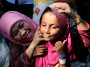 Mensos Khofifah 'Peluk' Pengungsi Rohingya