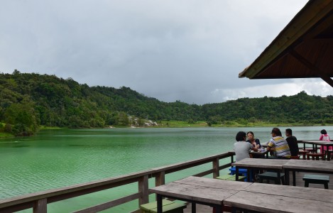Nikmati Keindahan Tiga Warna di Danau Linow