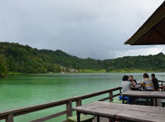 Nikmati Keindahan Tiga Warna di Danau Linow