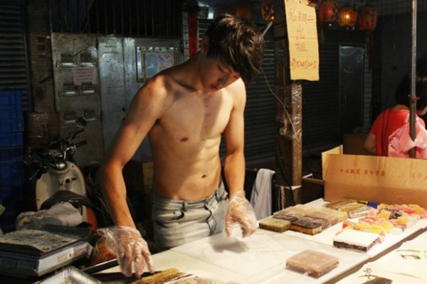 Heboh Penjual Kue Ganteng Mirip Artis Korea