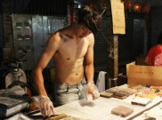 Heboh Penjual Kue Ganteng Mirip Artis Korea