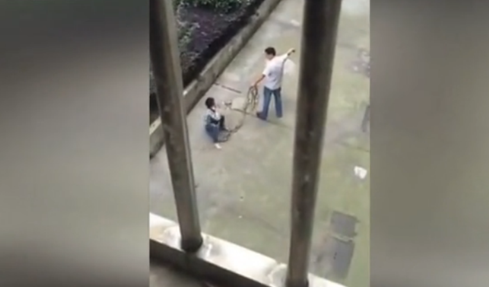 Tak Mau Belajar, Ayah Seret Anak Sejauh 100 Meter Seperti Anjing