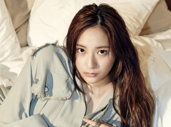 Krystal f(x) Tampil Menggoda di Tempat Tidur