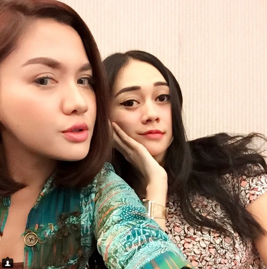 Potret Persahabatan Aura Kasih dan Vicky Shu