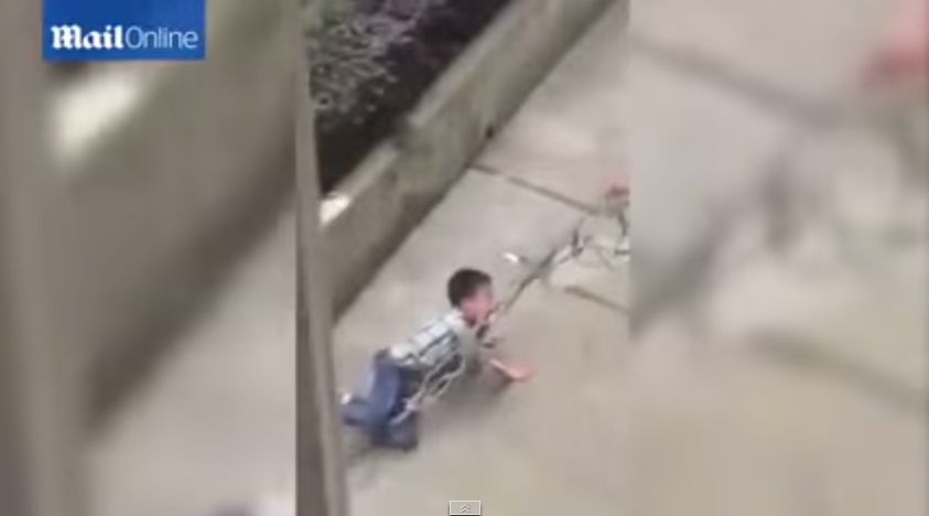 Sadis, Ayah Seret Anak Seperti Anjing