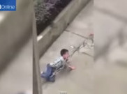 Sadis, Ayah Seret Anak Seperti Anjing