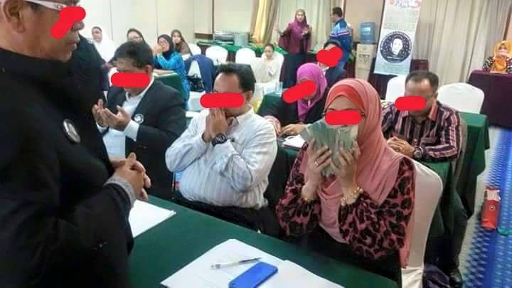 Heboh, Calon Anggota MLM Diwajibkan Cium Uang