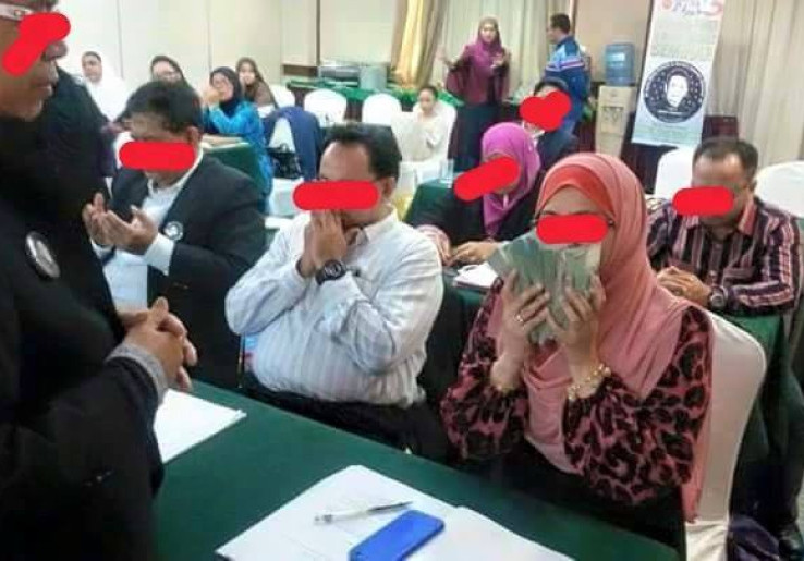 Heboh, Calon Anggota MLM Diwajibkan Cium Uang