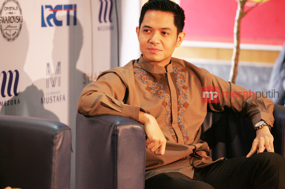 Dude Herlino Memodernkan Pakaian Tradisi Minang
