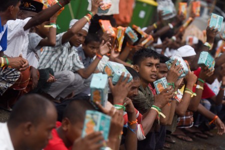 Pengungsi Rohingya Antre Makanan