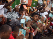 Pengungsi Rohingya Antre Makanan