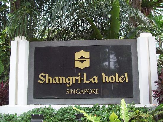 Polisi Singapura Tembak Mati Seorang Penyusup Barikade Hotel