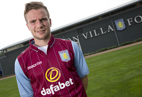 Perhatian Wayne Rooney pada Tom Cleverley
