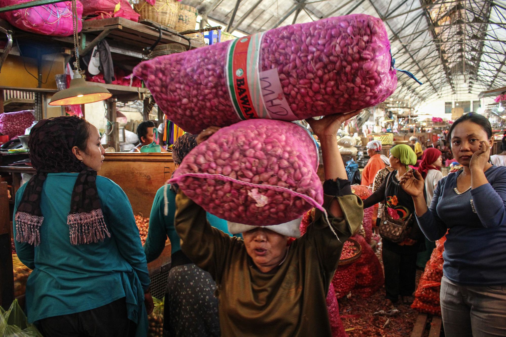 Harga Bawang Merah di Surabaya Anjlok