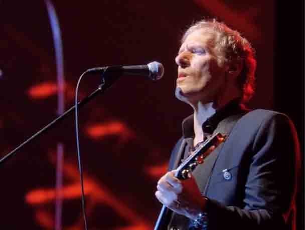 Di Tengah Konser Michael Bolton Beri Kejutan Manis