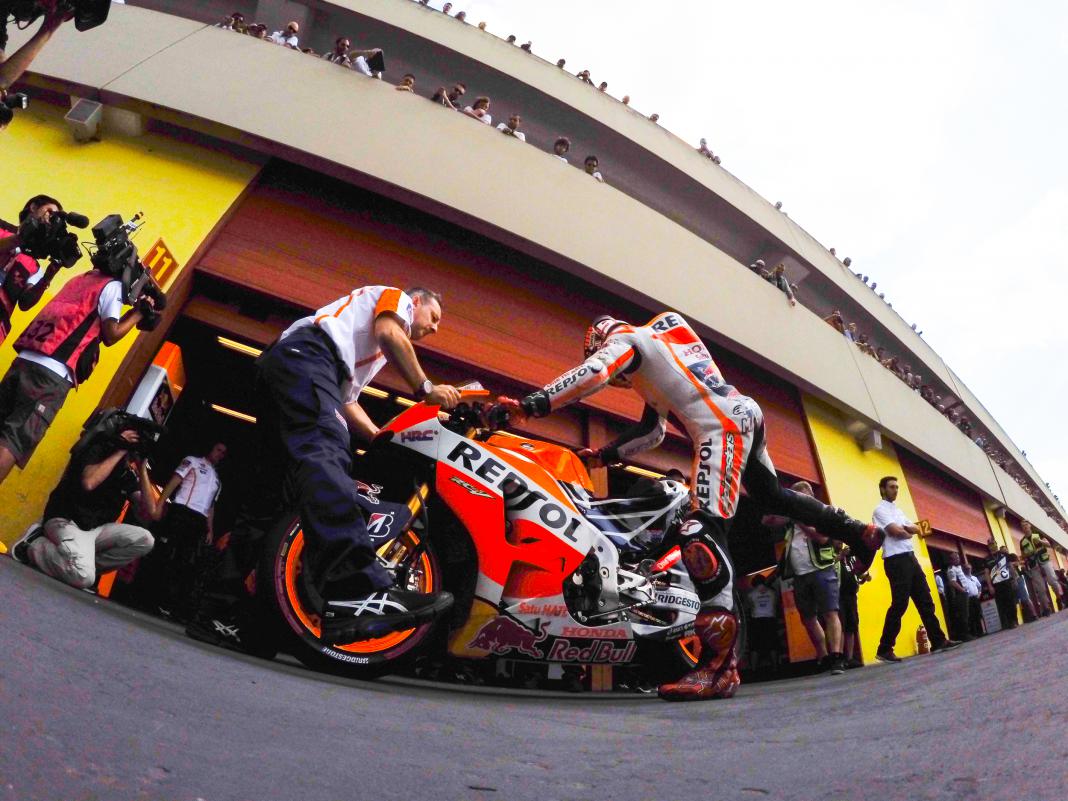 Marc Marquez Enggan Kibarkan Bendera Putih