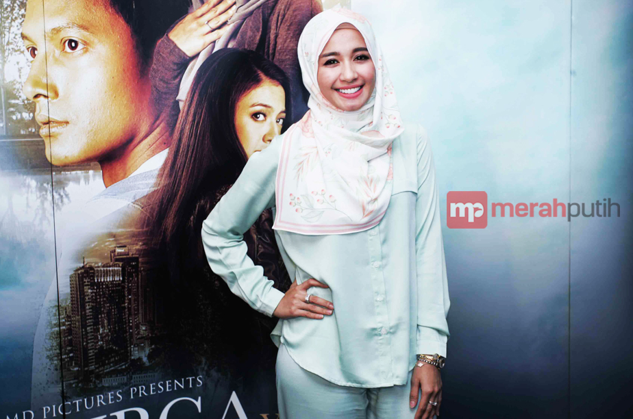 Laudya Cynthia Bella Sering Dihadiahi Hijab