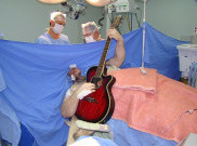 Unik, Pria Ini Bermain Gitar saat Operasi Pengangkatan Tumor Otak