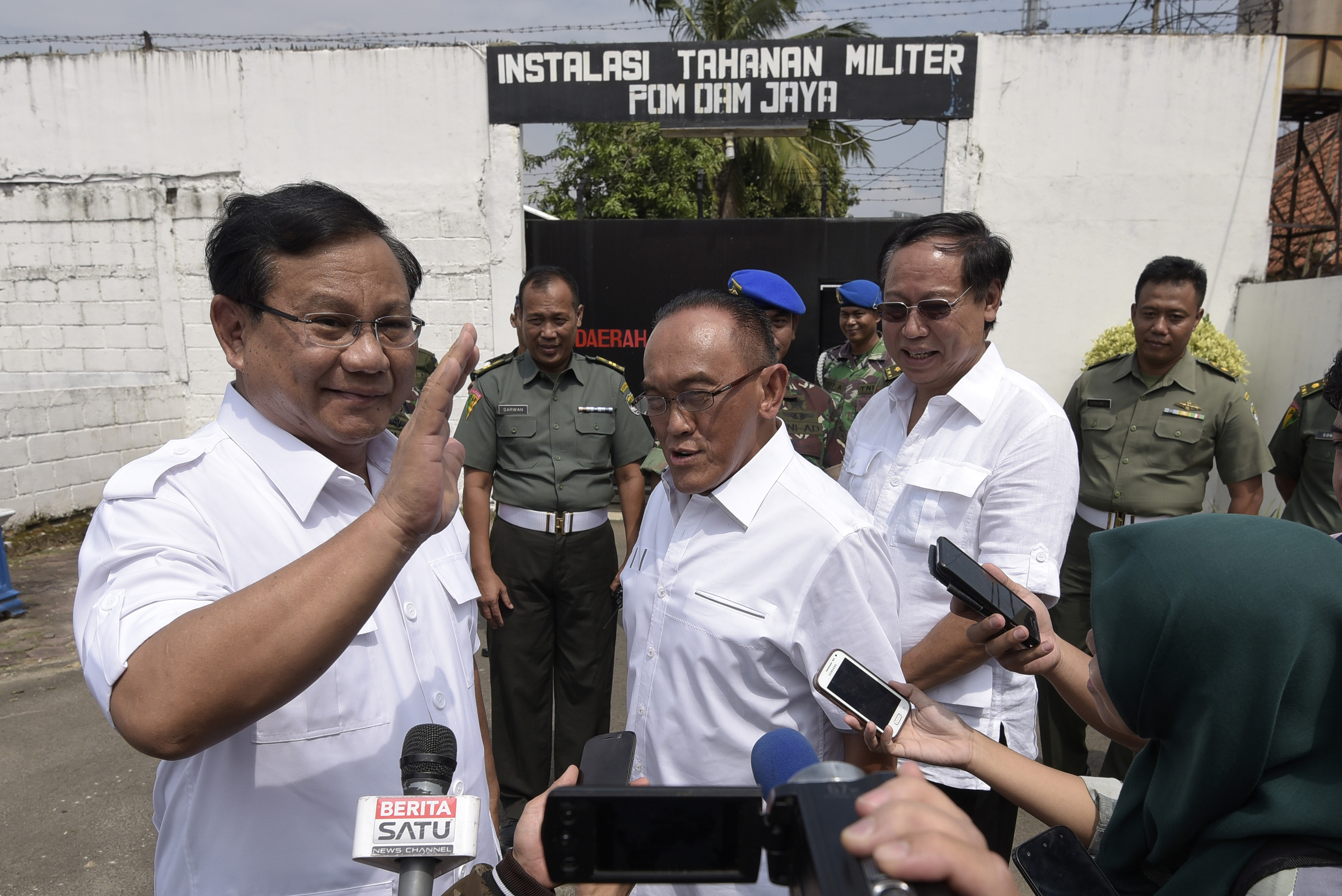 Di Pernikahan Putra Jokowi, Warga Solo Antusias Salami Prabowo