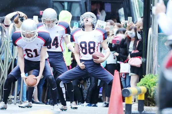 Video Konyol Para Personel EXO di Depan Fans