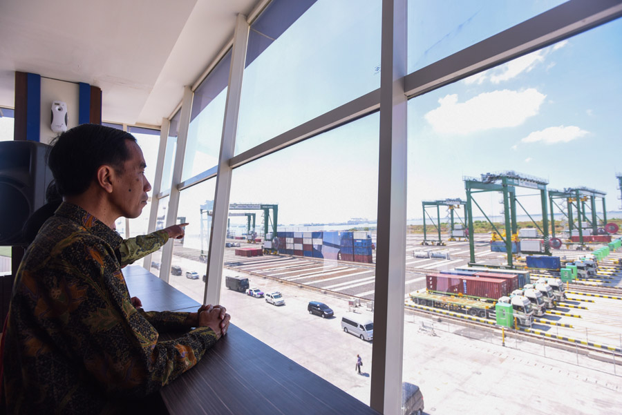 Presiden Joko Widodo usai meresmikan Alur Pelayaran Barat Surabaya (APBS) dan Terminal Teluk Lamong Momentum Kebangkitan Maritim Indonesia, Surabaya, Jawa Timur, Jumat (22/5). (Foto Antara/Zabur)