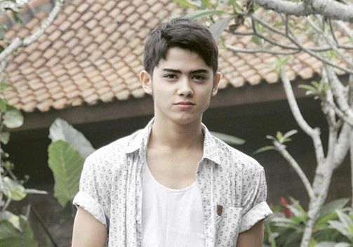 Aliando Hanya Pakai Celana Boxer ke Lokasi Syuting? Ada Apa? 