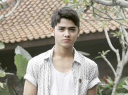 Aliando Hanya Pakai Celana Boxer ke Lokasi Syuting? Ada Apa? 